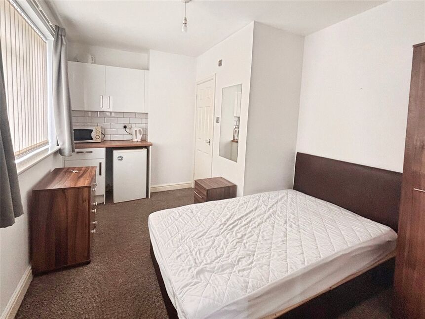 Bed 1 / Kitchenette