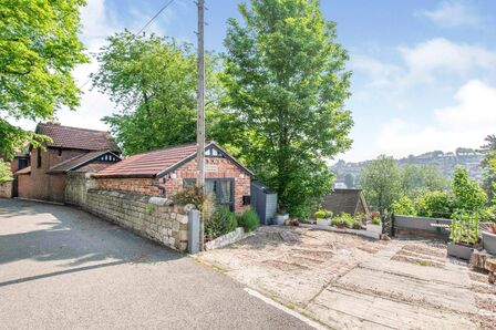 Castle Avenue, 3 bedroom Detached House to rent, £1,500 pcm