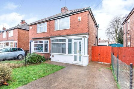 Crompton Avenue, 2 bedroom Semi Detached House to rent, £775 pcm