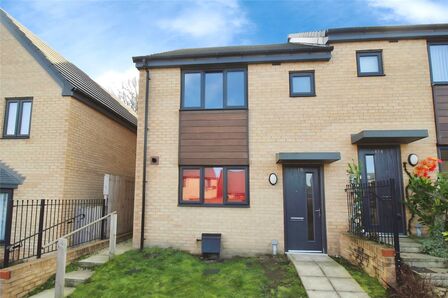 Roberts Road, 3 bedroom Semi Detached House to rent, &pound;850 pcm