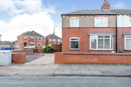 Wentworth Road, 3 bedroom Semi Detached House to rent, &pound;950 pcm
