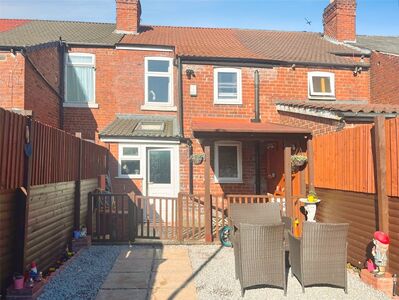 3 bedroom Mid Terrace House for sale