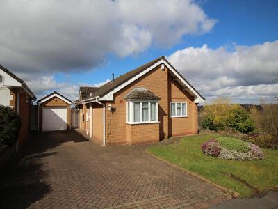 Brades Close, 2 bedroom Detached Bungalow to rent, £1,095 pcm