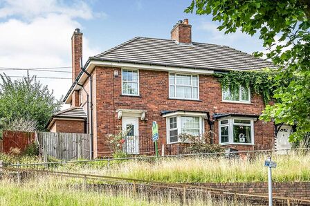 Laurel Road, 3 bedroom Semi Detached House to rent, &pound;850 pcm
