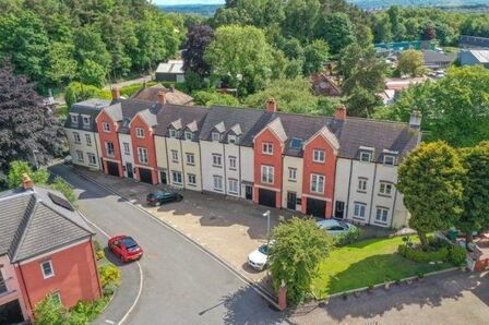 Heath Hill, 2 bedroom Flat to rent, &pound;825 pcm