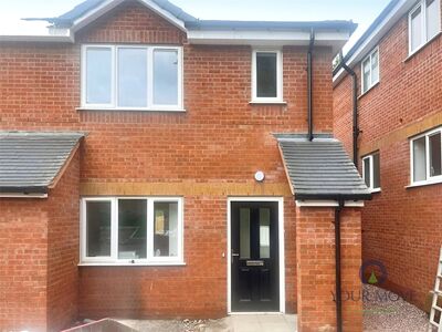 Dixons Green Road, 2 bedroom  Flat to rent, £875 pcm