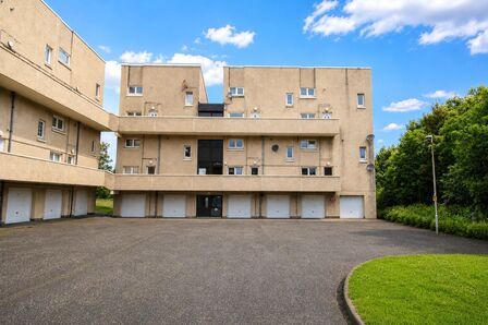 Golfdrum Street, 2 bedroom Flat to rent, &pound;990 pcm