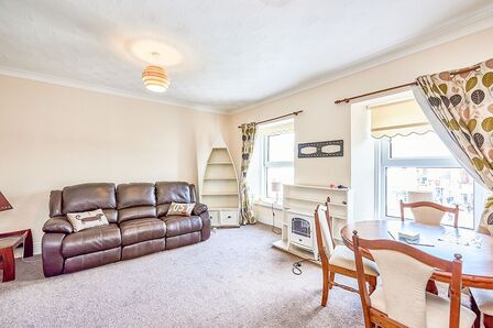 Castle Street, 1 bedroom  Flat to rent, £700 pcm