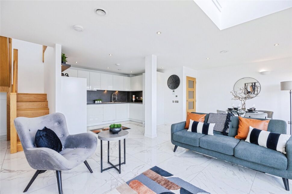 Kitchen / Reception