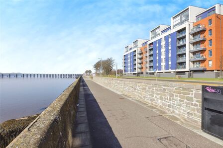 Riverside Drive, 2 bedroom  Flat for sale, £300,000