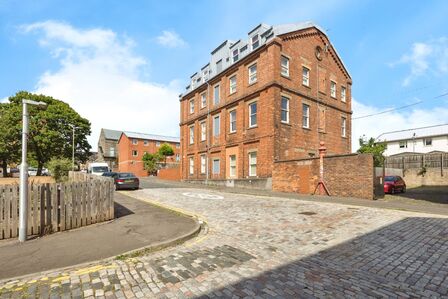 2 bedroom Flat for sale