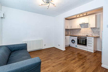 1 bedroom Mid Terrace House to rent