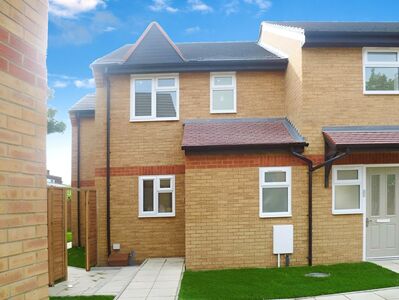 Oak View, 3 bedroom Semi Detached House to rent, &pound;2,100 pcm