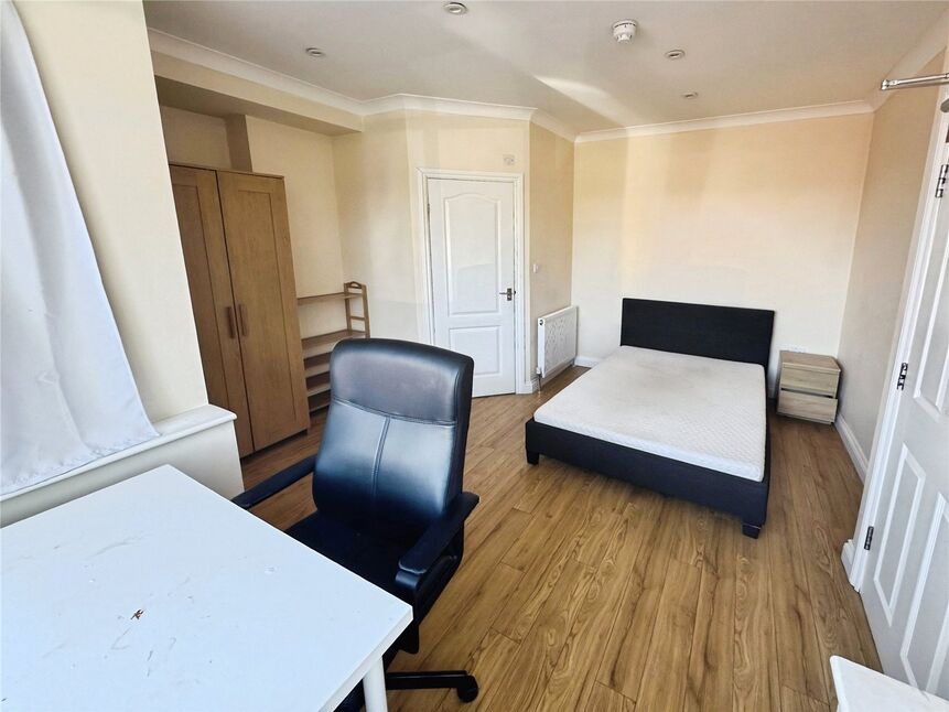 Main image of Flat to rent, South Road, Englefield Green, Surrey, TW20