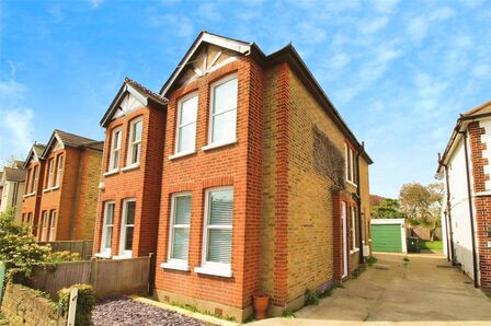 Old Charlton Road, 3 bedroom Semi Detached House to rent, &pound;2,000 pcm