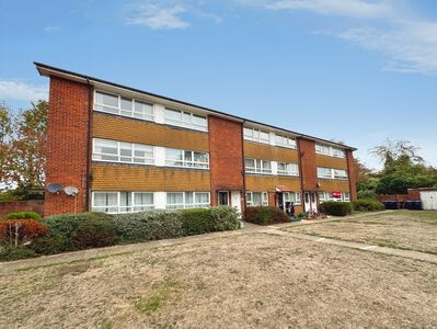 Strode Street, 3 bedroom Flat to rent, &pound;2,200 pcm