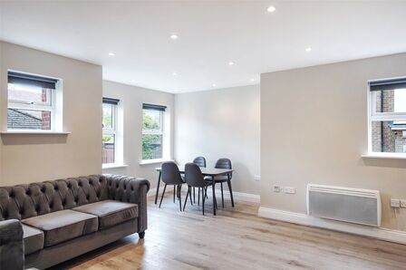 Egham Hill, 2 bedroom  Flat to rent, £1,850 pcm