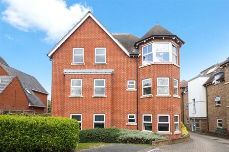 Egham Hill, 2 bedroom Flat to rent, &pound;2,000 pcm