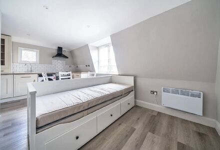 High Street, 1 bedroom  Flat to rent, £1,300 pcm
