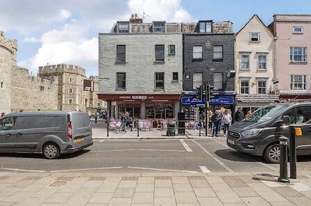 High Street, 1 bedroom  Flat to rent, £1,300 pcm