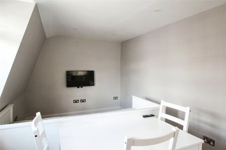High Street, 1 bedroom  Flat to rent, £1,300 pcm