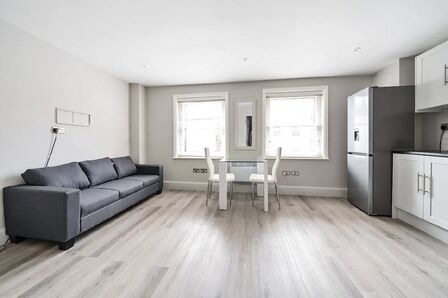 High Street, 1 bedroom Flat to rent, &pound;1,200 pcm