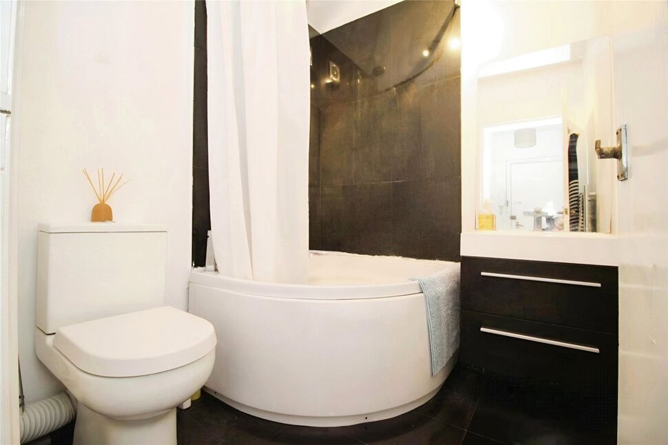 1 bedroom Flat for sale, The Avenue, Egham, TW20 £220,000