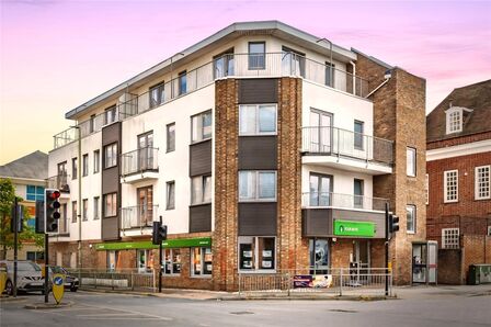 Station Road, 1 bedroom  Flat to rent, £1,500 pcm