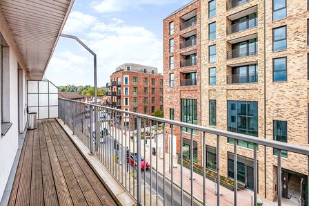 Station Road, 2 bedroom  Flat to rent, £2,600 pcm
