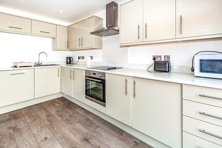 Station Road, 2 bedroom  Flat to rent, £2,400 pcm