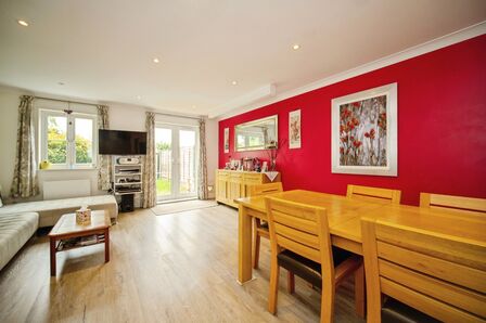 3 bedroom Mid Terrace House for sale