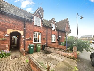 Wraysbury Road, 2 bedroom Mid Terrace House to rent, £1,650 pcm