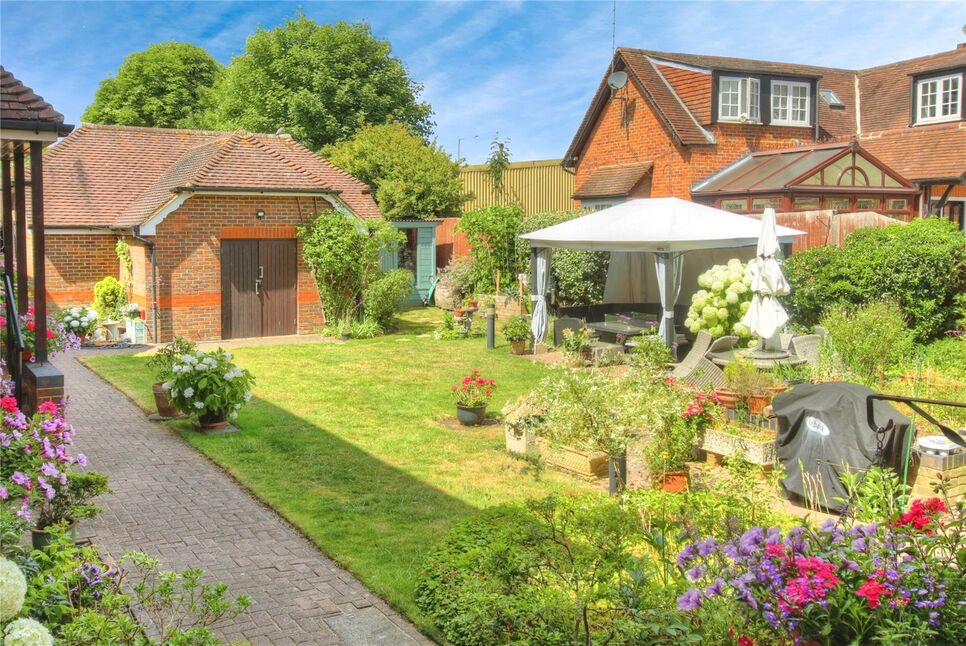 Main image of 2 bedroom Flat for sale, Windsor Road, Old Windsor, Berkshire, SL4
