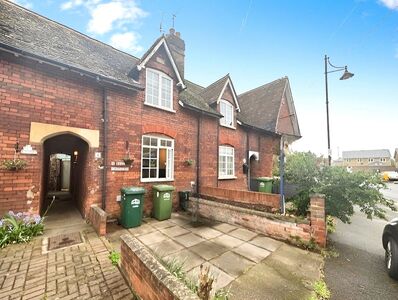 Wraysbury Road, 2 bedroom Mid Terrace House to rent, &pound;1,600 pcm