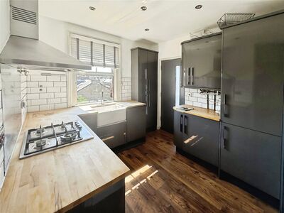 High Street, 3 bedroom Flat to rent, &pound;2,000 pcm
