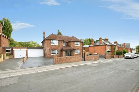 Middle Hill, 4 bedroom Detached House for sale, &pound;1,250,000