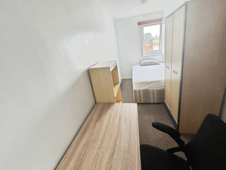 Main image of 1 bedroom Property to rent, Beechtree Avenue, Englefield Green, Surrey, TW20