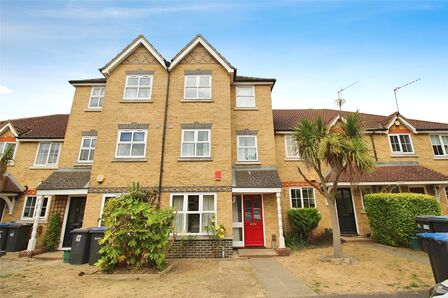 Nightingale Shott, 4 bedroom  House to rent, £2,700 pcm