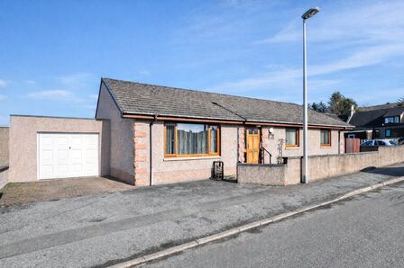 3 bedroom Link Detached Bungalow for sale