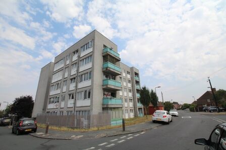 Gavestone Road, 2 bedroom Flat to rent, &pound;1,300 pcm