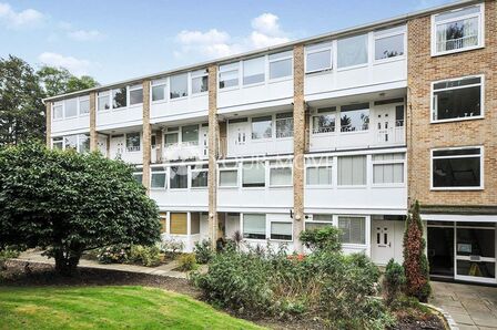 Tarnwood Park, 3 bedroom Flat to rent, &pound;1,800 pcm