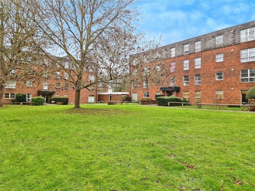 2 bedroom Flat for sale, Marlowe Gardens, London, SE9 £325,000