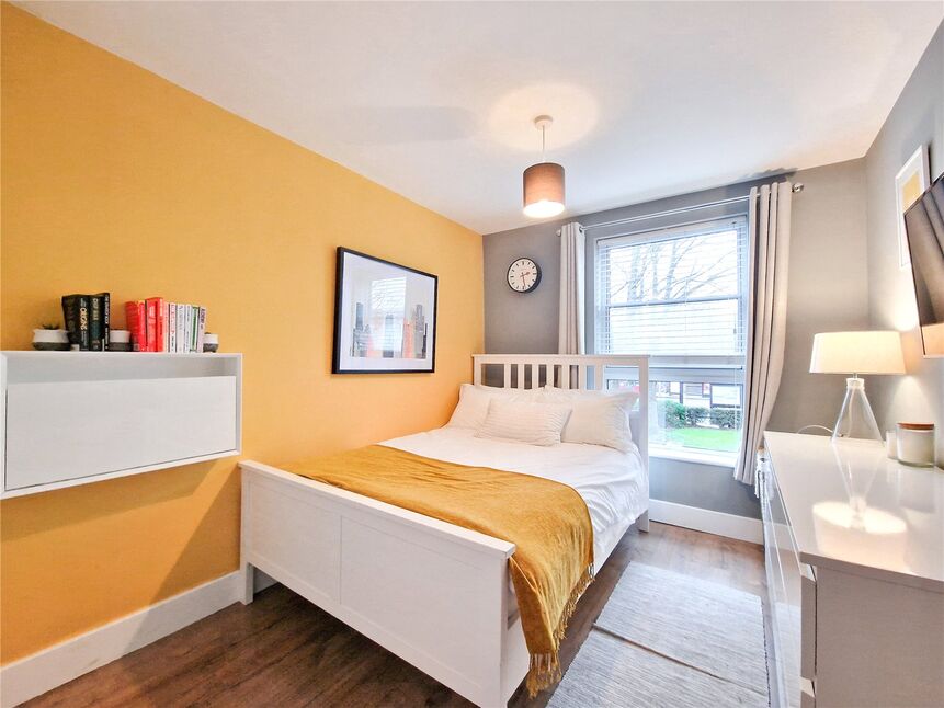 2 bedroom Flat for sale, Marlowe Gardens, London, SE9 £325,000