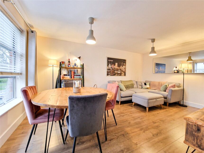 2 bedroom Flat for sale, Marlowe Gardens, London, SE9 £325,000
