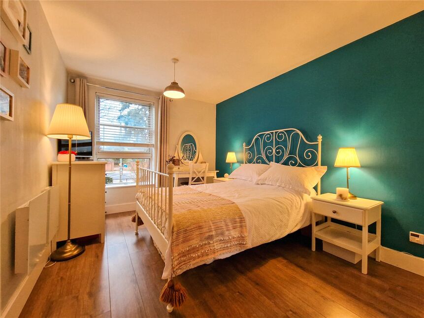2 bedroom Flat for sale, Marlowe Gardens, London, SE9 £325,000