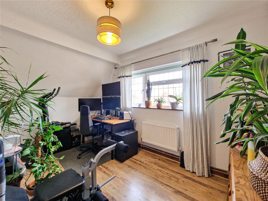 2 bedroom Flat for sale, Middle Park Avenue, London, SE9 £325,000