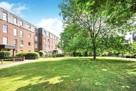 Marlowe Gardens, 2 bedroom Flat to rent, &pound;1,600 pcm