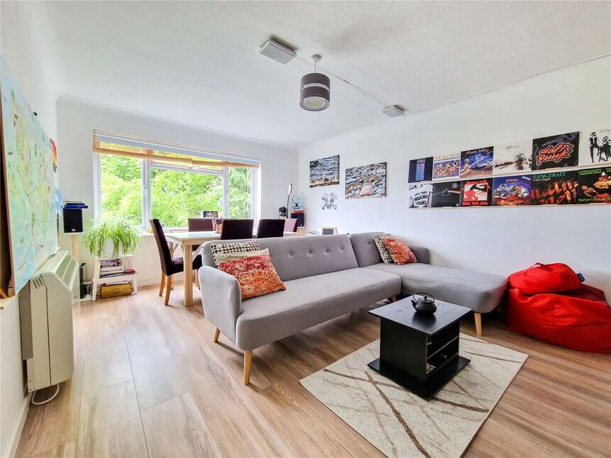 2 bedroom Flat for sale, Courtlands Avenue, London, SE12 £325,000