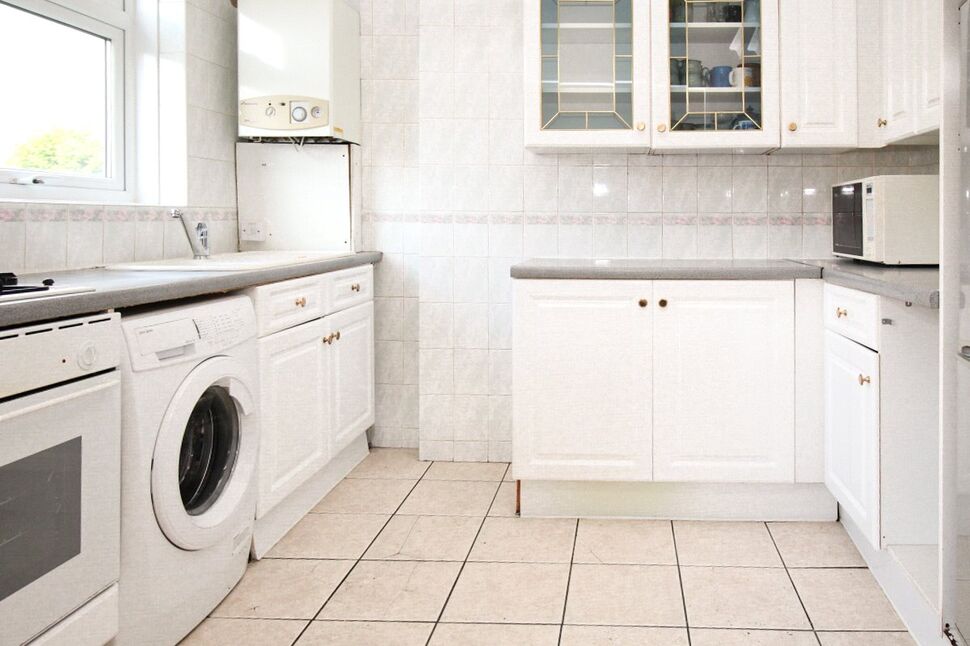 2 bedroom Flat for sale, Courtlands Avenue, London, SE12 £325,000