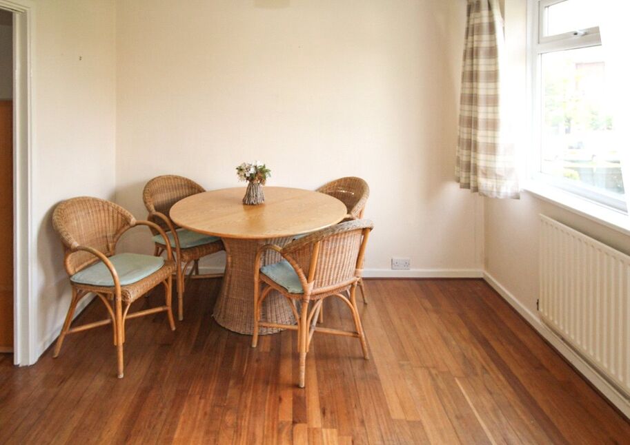 2 bedroom Flat for sale, Courtlands Avenue, London, SE12 £325,000